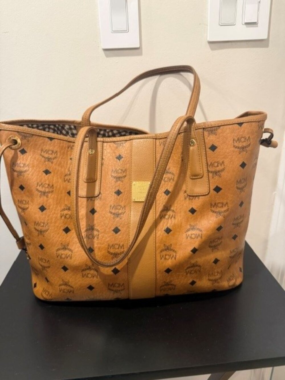 Large MCM Reversible Liz Shopper in Visetos- Good condition